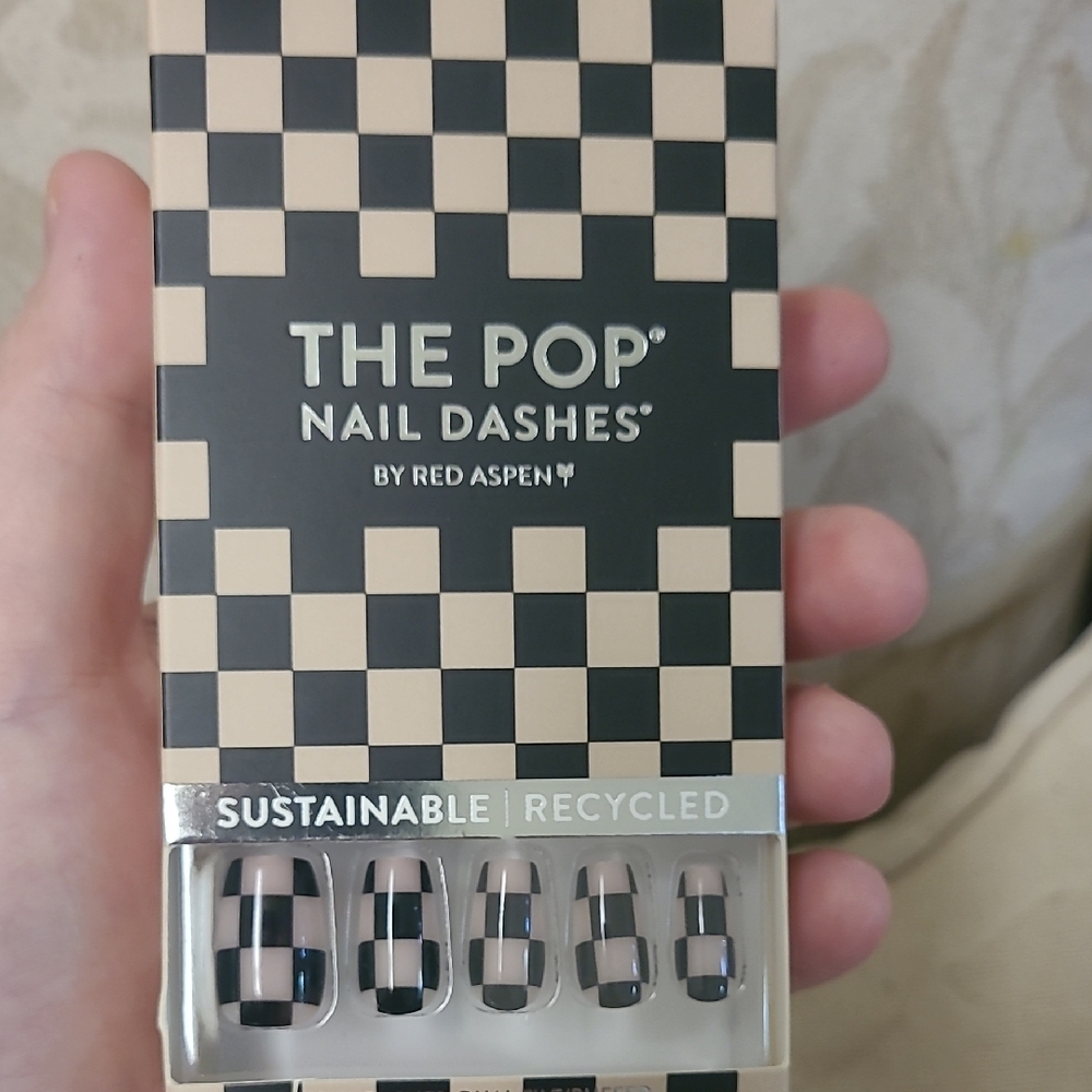 Red Aspen Checkered Nail Dashes